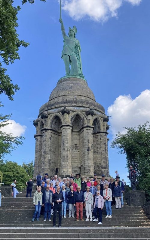 Die Reisegruppe vor dem Hermannsdenkmal