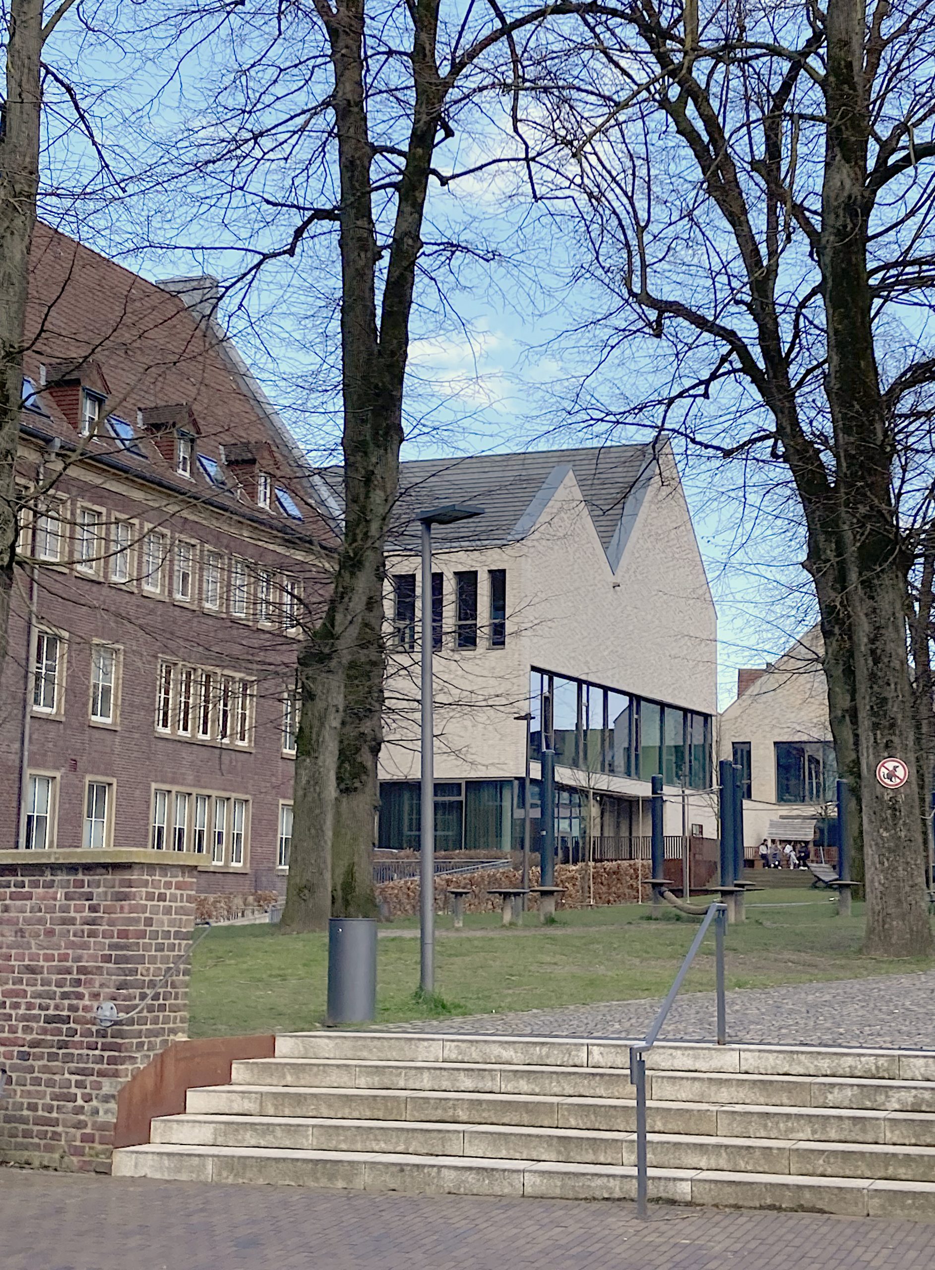 Kirchplatz St. Viktor, Rathaus und einsA